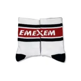 Medias de caña media color blanco con detalles en negro y rojo. Presentan una franja horizontal con el logo de la marca en la parte superior y un pequeño logo bordado en el empeine.