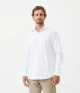 Camisa de manga larga marca Marfinno, confeccionada en tejido dobby de algodón con textura de rayas finas. Presenta cuello inglés y cierre frontal abotonado.