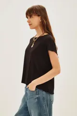 Remera negra de morley, de manga corta y cuello redondo.