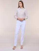 Pantalón de gabardina elastizada marca Zac & Rachel, color blanco, de corte recto. Posee pretina ancha con faja interna modeladora y costura frontal pespunteada en las piernas.