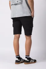 Bermuda cargo de gabardina con bolsillos laterales amplios con solapa y broche metálico. Presenta cintura con pasadores para cinturón y etiqueta tejida decorativa en uno de los bolsillos.