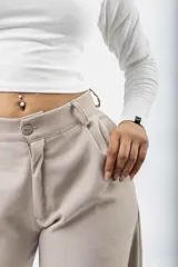 Remera negra de manga larga, cuello redondo y corte ajustado.