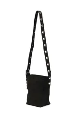 Cartera tipo bandolera de color negro, confeccionada en cuero sintético con acabado aterciopelado. Cuenta con una correa larga ajustable decorada con remaches metálicos circulares.