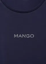 Camiseta de manga corta y cuello redondo, confeccionada en algodón. Presenta un diseño recto con el logo de la marca estampado en el centro del pecho.