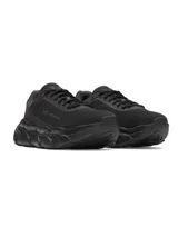 Championes de running Under Armour modelo Halo Runner, color negro. Presentan una parte superior de malla técnica para un ajuste dinámico y ligero, con amortiguación reactiva UA HOVR+ en la entresuela para mayor retorno de energía y estabilidad. Suela exterior de goma duradera diseñada para tracción y rebote.
