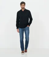 Camisa de manga larga confeccionada en terciopelo de algodón, con cuello clásico, cierre frontal con botones y bolsillo en el pecho.