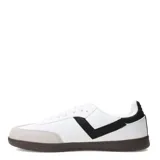 Championes urbanos Pony modelo Moma, de diseño retro inspirado en los años 70. Presentan una base de color negro con detalles en blanco en el lateral y suela de goma en tono marrón oscuro. Combinan materiales sintéticos y textiles para mayor durabilidad.