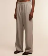Pantalón de vestir color gris claro, de corte recto y tiro alto. Confeccionado en tejido sastrero de poliéster y elastano, con cierre lateral invisible y pliegues delanteros.