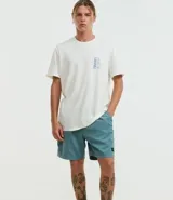 Bermuda masculina color verde con cintura elastizada ajustable con lazo, bolsillos laterales y traseros, y etiqueta de goma en el ruedo. Confeccionada en poliéster.