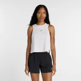 Musculosa deportiva New Balance de mujer, modelo Infinity Propel, en color blanco. Presenta cuello redondo, diseño sin mangas y el logo de la marca estampado en el pecho.