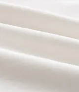 Pantalón cargo de sarga color blanco, corte palazzo amplio y fluido, con bolsillos laterales con solapa y cierre frontal con botones.