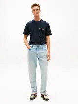 Remera de piqué azul marino para hombre, con cuello redondo, manga corta, bolsillo en el pecho con detalle de cinta tricolor y logo bordado en la manga.