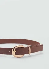 Cinturón de efecto piel en color marrón, con diseño ajustable y hebilla metálica redonda en tono dorado.