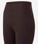 Pantalón legging deportivo de tiro alto, confeccionado en microfibra acanalada con textura. Presenta un ajuste ceñido al cuerpo y largo hasta el tobillo.