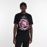 Remera de algodón de corte holgado con cuello redondo y mangas cortas. Presenta un estampado frontal gráfico con el logo de la marca, la inscripción NYC City park tour y un diseño floral en color rosado.