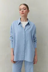 Camisa celeste de lino y viscosa, de corte clásico y silueta relajada.