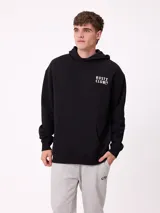 Canguro negro con capucha y estampado blanco en la espalda que incluye el logo de Rusty, texto y gráficos de peces.