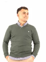 Sweater rojo de hilo de algodón con escote en V y manga larga.