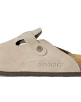 Zuecos de cuero gamuzado color gris con diseño de punta cerrada y correa ajustable con hebilla metálica. Poseen plantilla anatómica de corcho y suela de goma.