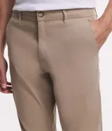 Pantalón de corte slim confeccionado en tejido de sarga de algodón con un toque de elastano. Presenta cierre de botón y cremallera, trabillas en la cintura y bolsillos laterales y traseros.