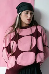 Buzo de tejido de punto color rosa con grandes círculos color borgoña.