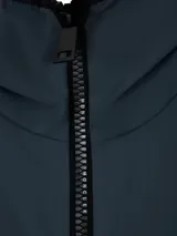 Campera corta con capucha Moncler modelo Altair, de diseño minimalista en color gris oscuro. Presenta cierre frontal completo, puños elásticos y el logo de la marca aplicado en la manga.