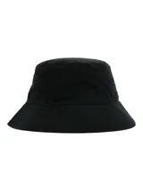 Gorro tipo bucket negro de canvas engrasado con costuras pespunteadas en el ala y sutil bordado de la marca al tono.