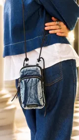 Phone bag con estampado animal print en tonos celestes y blancos, cuenta con bolsillo frontal con cierre, correa regulable y desmontable, y compartimentos internos para tarjetas.