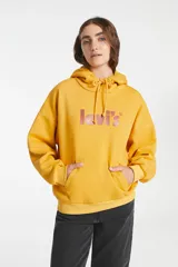 Buzo hoodie amarillo ocre de calce holgado con logo Levi's estampado en el frente y bolsillo tipo canguro.