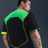 Camiseta Nike Total 90 Energy de color negro, con detalles en amarillo flúor y verde, de manga corta y cuello en V. Presenta un diseño inspirado en los años 2000 con el número 90 impreso en el centro del pecho y ribetes curvados en contraste.