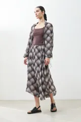 Maxi falda con estampado escocés en tonos chocolate, marrón y beige.
