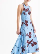 Vestido midi celeste de viscosa con estampado de corazones formados por cadenas y candados en tonos marrones. Presenta escote redondo, hombros descubiertos, espalda abierta con tiras cruzadas y silueta evasé.