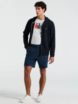 Buzo azul marino con capucha, cierre completo y bolsillos frontales. Confeccionado en tejido de felpa suave y cálido, con logo de pingüino bordado en el pecho.