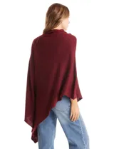Poncho tejido de punto con diseño asimétrico y cuello redondo, confeccionado en material suave.