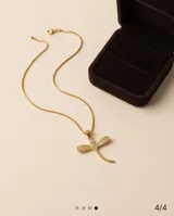 Collar de bronce con cadena fina y dije en forma de libélula con incrustaciones de circonias.