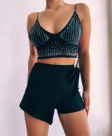 Short pollera negro de bengalina con solapa cruzada y lazo lateral.