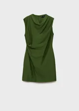 Vestido corto de color verde, confeccionado en tejido de modal con textura. Presenta un diseño entallado con cuello drapeado, sin mangas y detalle de drapeado lateral en la cintura. Incluye cierre de cremallera en la parte posterior.