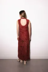 Vestido midi sin mangas de color azul con patrón geométrico texturizado. Presenta cuello mao, abertura en forma de gota en el pecho, cierre lateral con botones dorados y tajo en la falda.