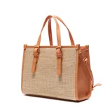 Cartera mediana tipo tote de diseño estructurado, confeccionada en material símil rafia con detalles en cuero sintético color tostado. Cuenta con doble asa de mano, correas decorativas frontales con hebillas, tira ajustable extraíble para el hombro y placa metálica con el logo de la marca.
