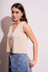 Chaleco de punto color ladrillo, con escote en V y cierre frontal con botones.