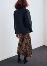 Falda midi de corte recto y tejido satinado con estampado de leopardo. Presenta tiro medio y cintura con elástico.