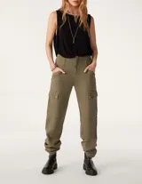 Pantalón cargo color verde oliva, de tiro alto, corte recto y bolsillos laterales con botón.