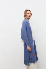 Chal de punto texturizado en color celeste, con diseño largo y flecos en los extremos. Confeccionado en una mezcla de lana merino extrafina, lino y viscosa.