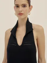 Vestido midi negro de punto con cuello halter y espalda descubierta.