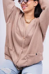 Cárdigan negro de tejido de punto grueso, con corte holgado y mangas largas.