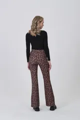 Calza de corte semioxford con estampado animal print de leopardo en tonos marrones. Presenta una cintura elástica de tiro medio y un ajuste ceñido en la parte superior que se ensancha ligeramente hacia el ruedo.