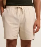 Bermuda masculina de corte recto, color rojo, con cintura elástica y cordón de ajuste. Cuenta con bolsillos laterales y traseros, confeccionada en una mezcla de algodón y lino.