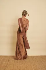 Vestido largo de terciopelo color marrón, con diseño de un solo hombro y tajo lateral profundo en la falda.