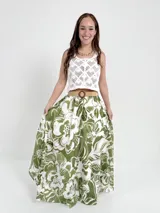 Falda larga de algodón con estampado de flores grandes en tonos verde y blanco. Tiene cintura elastizada y cinturón de rafia desmontable.