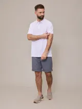 Bermuda azul de algodón y lino con cordón en la cintura.